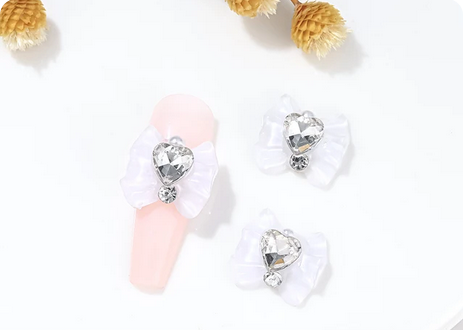 Kynsikoriste, Bow Valkoinen kristallilla 4kpl