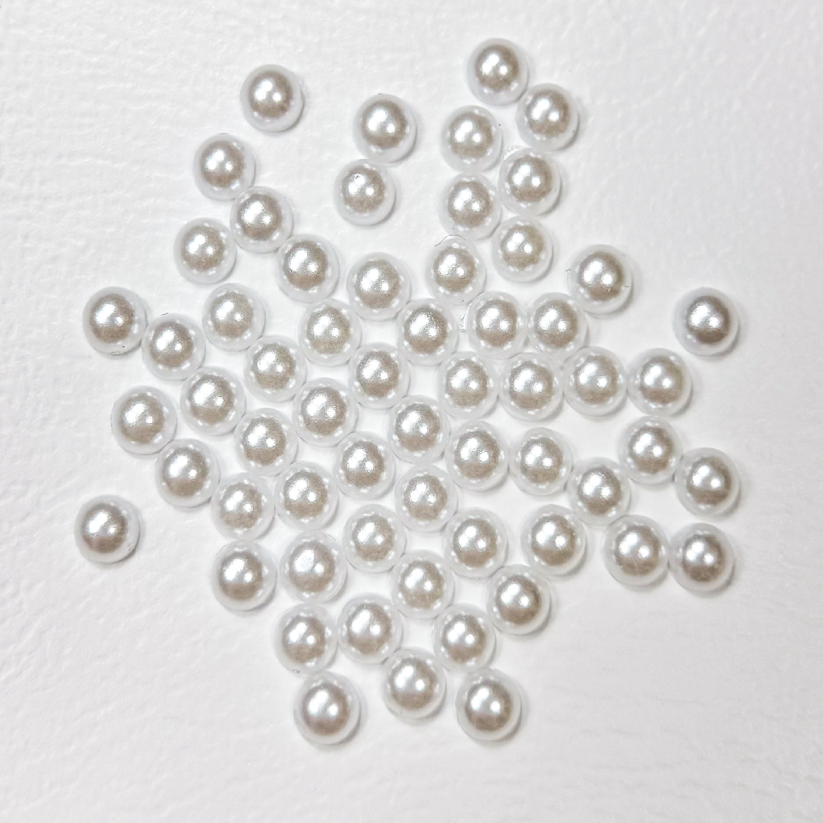 Kynsikoriste, Pearls Valkoinen