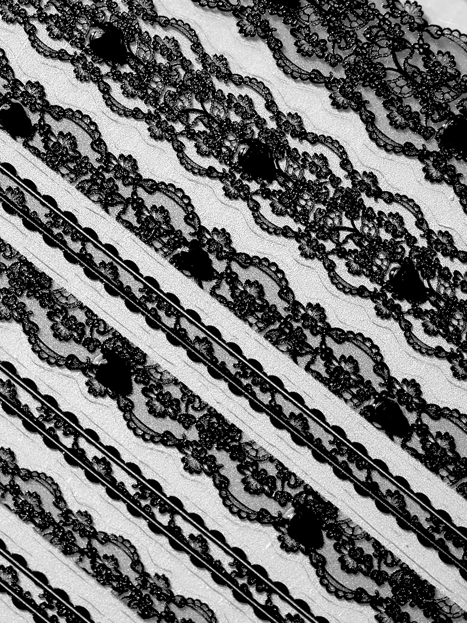 TOMONI Kynsitarrat, Lace